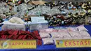 Sejumlah narkoba saat pemusnahan barang bukti di Polsek Palmerah, Jakarta, Rabu (23/12). Barang bukti yang dimusnahkan yaitu 38,8 kg ganja, 19,9 kg shabu, 7.477 butir ekstasi, 519 psikotropika H-5 dan 5.400 botol miras. (Liputan6.com/Gempur M Surya)