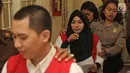 Terdakwa kasus dugaan penipuan perjalanan umrah First Travel, Andika Surachman dan Anniesa Hasibuan saat akan menjalani sidang lanjutan di PN Kota Depok, Jawa Barat, Senin (9/4). Sidang mendengarkan keterangan saksi ahli. (Liputan6.com/Herman Zakharia)