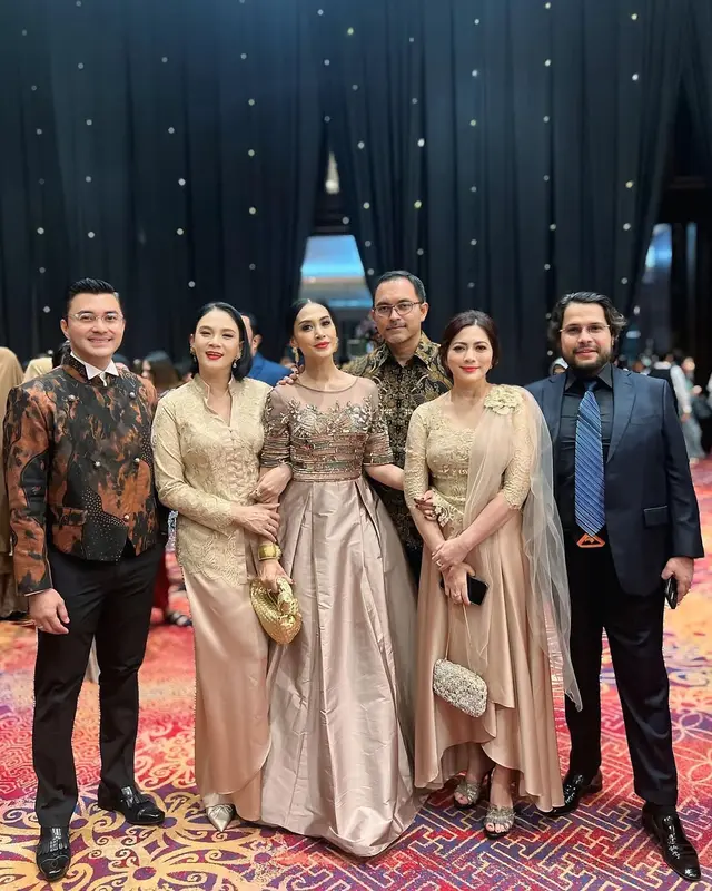 Potret 8 seleb era 90-an hadiri resepsi pernikahan anak Bella Saphira, jadi ajang reuni nostalgia