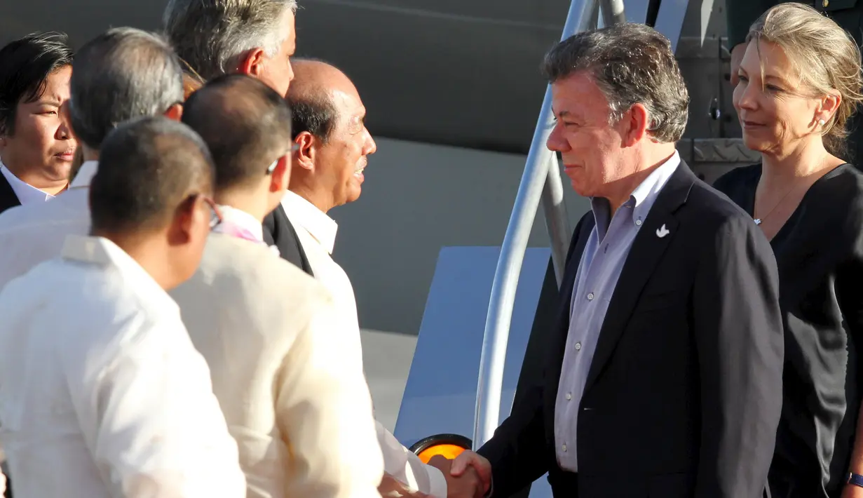 Presiden Kolombia Juan Manuel Santos (kedua kanan) saat tiba di bandara internasional  Manila, Filipina, (17/11/2015). Juan Manuel Santos hadir untuk menghadiri Kerjasama Ekonomi Asia - Pasifik (APEC). (REUTERS/Ezra Acayan)