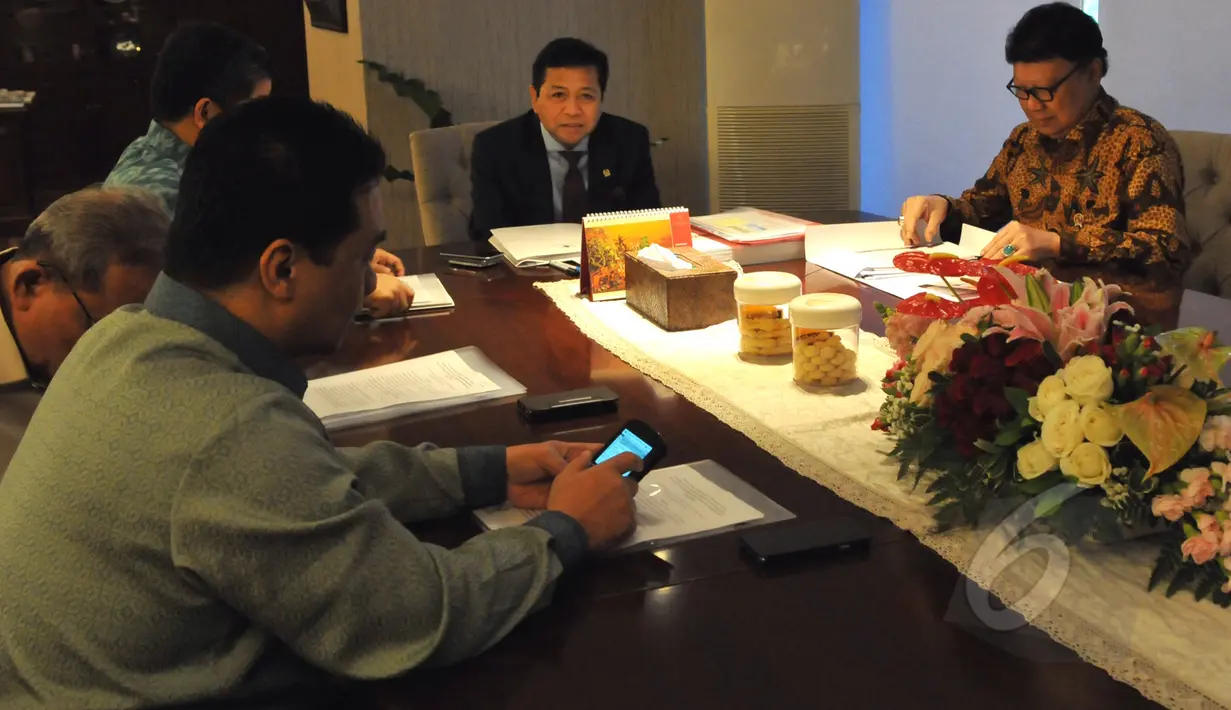 Mendagri Tjahjo Kumolo (kanan) bersama Ketua DPR Setya Novanto (tengah) saat mengadakan pertemuan di Gedung Nusantara lll, Komplek Parlemen Senayan, Jakarta, Senin (11/5/2015). (Liputan6.com/Andrian M Tunay)
