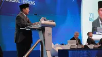 Menteri Pertahanan (Menhan) Prabowo Subianto saat menghadiri forum International Institute for Strategic Studies (IISS) Shangri-La Dialogue 2023 di Singapura, Sabtu (3/6/2023). (Merdeka.com/Muhammad Genantan Saputra)