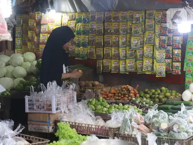 Pedagang menunggu pembeli di pasar kawasan Tangerang, Senin (7/2/2022). Ekonom Centre for Strategic and International Studies (CSIS) meminta pemerintah bisa mengantisipasi ketersediaan bahan pokok seiring peningkatan kasus COVID-19 varian Omicron. (Liputan6.com/Angga Yuniar)