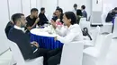 Pemain Bali United, Irfan Bachdim (kemeja putih) berbincang dengan para pesepakbola saat menghadiri gelaran Indonesian Soccer Award 2019 di Studio 6 Indosiar, Jakarta, Jumat (10/1/2020). (Liputan6.com/Faizal Fanani)