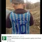 Seorang bocah mengenakan kostum Lionel Messi yang terbuat dari plastik keresek (Twitter)