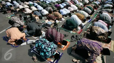  Sejumlah prajurit TNI Polri beserta masyarakat mengikuti sholat istisqo di Mandala Krida, Yogyakarta, Jumat (30/10/2015).Sholat di gelar untuk memohon doa kepada Allah SWT agar di berikan hujan pada musim kemarau yang berkepanjangan. (Boy T Harjanto)