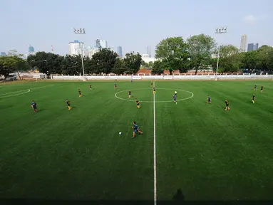 Dua tim sepak bola berlaga di Lapangan C Senayan, kompleks Stadion Utama GBK, Jakarta, Selasa (12/9). Meski hasil renovasi belum 100 persen, kondisi lapangan terlihat mulus menggunakan rumput sintetis. (Liputan6.com/Helmi Fithriansyah)