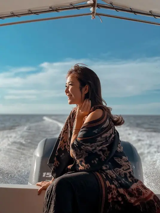 Gisella Anastasia melakukan perjalanan antar pulau saat liburan. Di atas kapal, Gisel memamerkan outfitnya yang serba hitam dilapisi dengan kain etnik. Kain ini difungsikan sebagai cardigan tampak cantik.