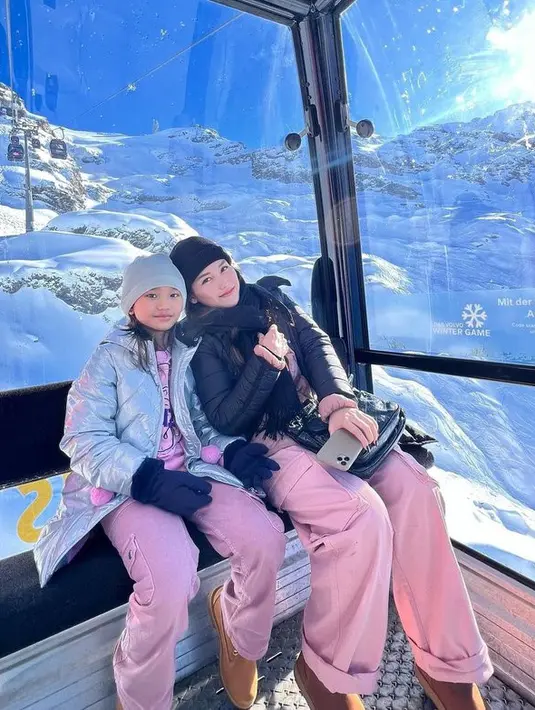 <p>Ayu Ting Ting dibantu oleh kedua orangtuanya saat membesarkan Bilqis. [Foto: instagram.com/ayutingting92]</p>