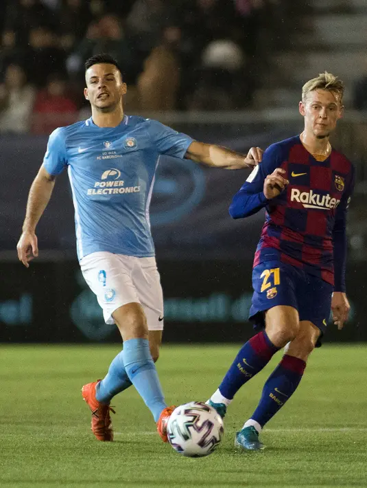 Gelandang Barcelona, Frenkie de Jong berebut bola dengan pemain depan UD Ibiza, Angel Rodado pada pertandingan babak 32 besar Copa del Rey 2019-2020 di Estadi Municipal de Can Misses, Rabu (21/1/2020). Barcelona harus bersusah payah untuk mengalahkan Klub Segunda B UD Ibiza 2-1. (JAIME REINA/AFP)
