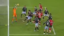 Penjaga gawang Aston Villa Emiliano Martinez melakukan penyelamatan saat melawan Southampton pada pertandingan Liga Inggris di Stadion St. Mary, Southampton, Inggris, Sabtu (30/1/2021). Aston Villa menang 1-0. (Michael Steele/Pool via AP)
