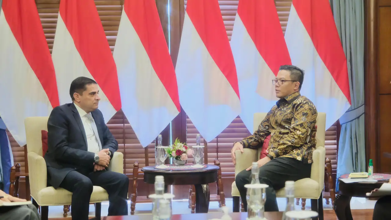 Duta Besar Yordania untuk Indonesia Sudqi Al Omoush (Kiri) dan Menteri Luar Negeri RI Sugiono (kanan) di Kantor Kementerian Luar Negeri RI. (dok. Adityo Karno/Kemlu RI)