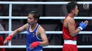 Petinju putri Indonesia, Huswatun Hasanah (kaus biru) usai melawan Sudaporn Seesondee (Thailand) pada semifinal kelas ringan 60kg putri Asian Games 2018 di JIEXPO Kemayoran, Jumat (31/8). Huswatun kalah 0-5. (Liputan6.com/Helmi Fithriansyah)