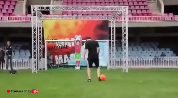 Video robot kiper yang selalu berhasil menebak arah tendangan dan menggagalkan tendangan penalti Lionel Messi.