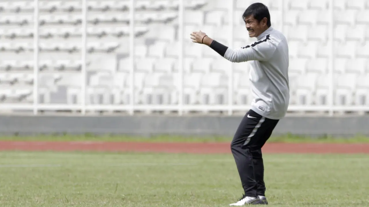 Pelatih Timnas Indonesia U-22, Indra Sjafri, memberikan arahan kepada pemainnya. (Bola.com/Yoppy Renato)