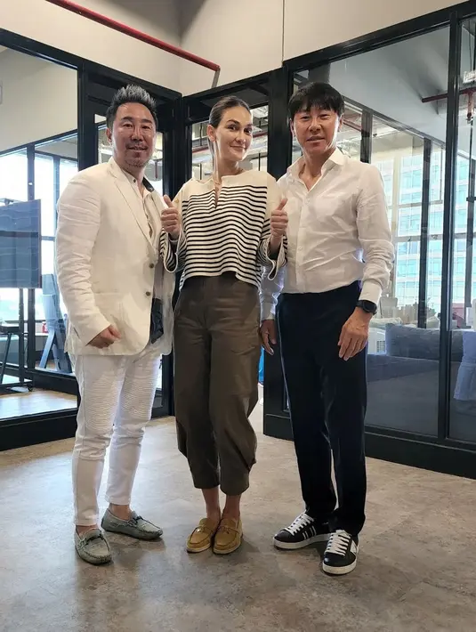 Pelatih yang lahir 11 Oktober 1970 ini memang semakin populer digandeng berbagai brand. Produk kosmetik Luna Maya pun tertarik bekerja sama dengan Shin Tae-yong. Kesuksesannya latih Indonesia sudah membuka jalan bagi Shin Tae-yong untuk menjadi model iklan. (Liputan6.com/IG/shintaeyong7777)