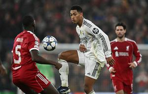 Gelandang Real Madrid, Jude Bellingham (tengah) berebut bola dengan bek Liverpool, Ibrahima Konate (kiri) dalam pertandingan sepak bola fase liga Liga Champions UEFA antara Liverpool dan Real Madrid di Anfield, Liverpool, Inggris barat laut, pada 4 November 2025. (Paul ELLIS / AFP)