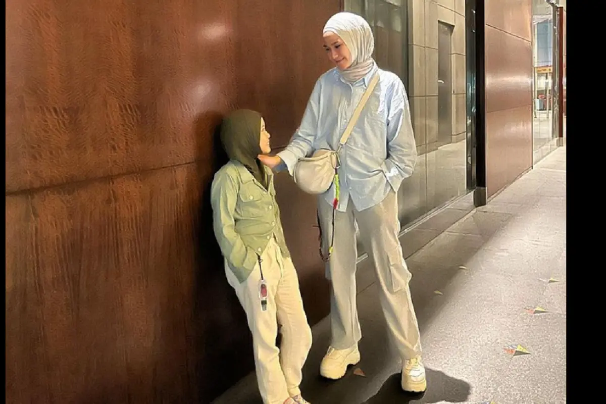 Terharu Anak Mulai Berhijab, Ini 5 Momen Zaskia Adya Mecca Momong Kala Madali