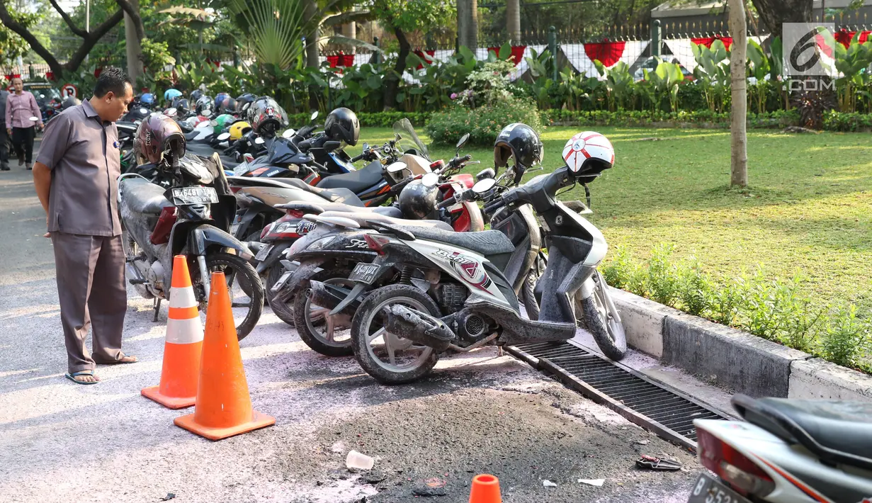 Lokasi kejadian sepeda motor yang meledak di parkiran Kemlu, Jakarta, Rabu (7/8/2019). Ledakan motor tersebut di duga akibat konsleting. Dalam kejadian tersebut beberapa motor ikut terbakar akibat terparkir bersebelahan. (Liputan6.com/Angga Yuniar)