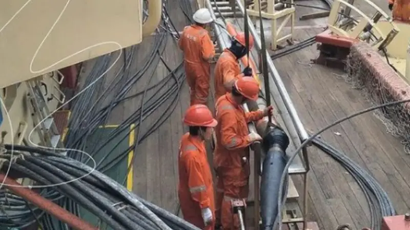 Teknisi Telkom melakukan recovery kabel laut JaSuKa ruas Batam-Pontianak. Dok: Telkom Indonesia