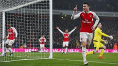 Bek Arsenal, Laurent Koscielny, merayakan gol yang dicetaknya ke gawang Newcastle pada laga Liga Premier Inggris di Stadion Emirates, Sabtu (2/1/2016). Arsenal berhasil menang 1-0 atas Newcastle. (Reuters/Eddie Keogh) 