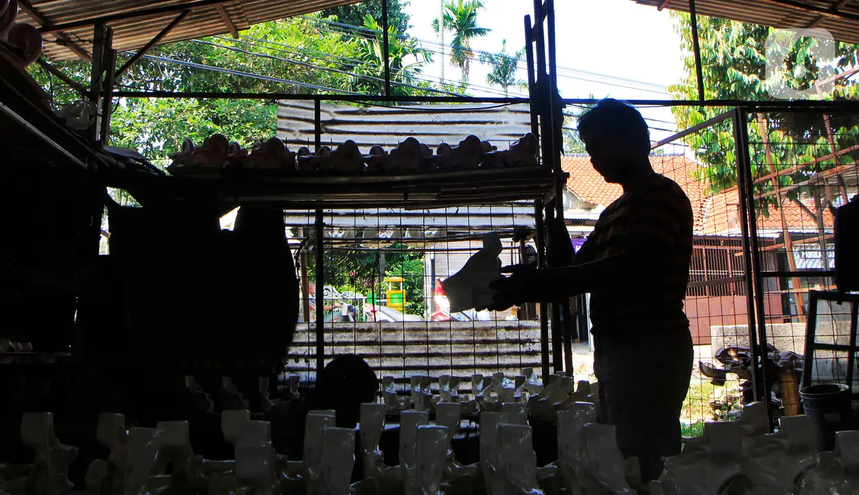 Pekerja membuat manekin anatomi tubuh manusia di Cinangka, Jawa Barat, Kamis (30/7/2020). Terbuat dari bahan fiber alat peraga pendidikan dan kesehatan tersebut dijual dengan harga 150 ribu hingga 1 juta rupiah per unit. (Liputan6.com/Johan Tallo)