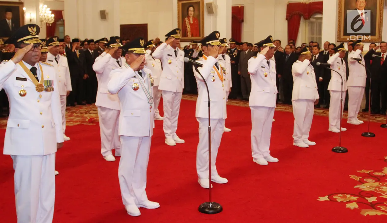 Gubernur dan wakil gubernur hasil Pilkada 2018 memberi hormat saat pelantikan di Istana Negara, Jakarta, Rabu (5/9). Mereka adalah gubernur dan wakil gubernur Kalbar, Sulteng, Sulsel, Papua, Jabar, Jateng, Sumut, NTT, Bali. (Liputan6.com/HO/Wan)