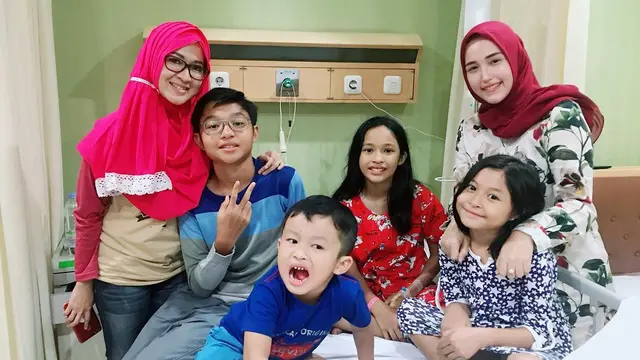 6 Potret Kedekatan Okie Agustina dan Adelia Pasha, Kompak Bak Sahabat Lama