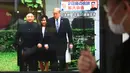 Pejalan kaki melihat layar TV siaran langsung pertemuan Presiden AS Donald Trump dan pemimpin Korut Kim Jong Un di Tokyo, Jepang (28/2). Dalam pertemuan tersebut Trump dan Kim membahas perundingan terkait nuklir. (AP Photo/Koji Sasahara)