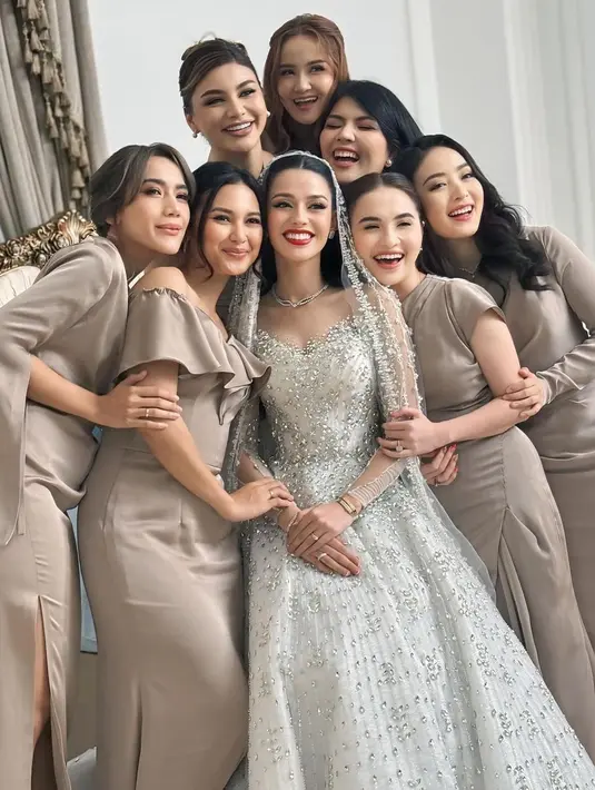 Detail dress bridesmaid Natasha Wilona ini memiliki lengan asimetris, salah satunya lengan panjang. [Foto: Instagram/natashawilona12]