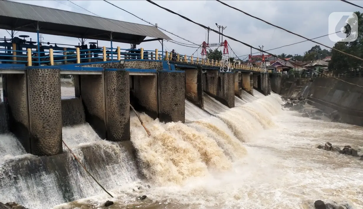 Kondisi Bendung Katulampa, Bogor, Jawa Barat, Senin (10/10/2022). Setelah sebelumnya tinggi muka air (TMA) mencapai 220 Cm dengan status Siaga 1, pada pukul 13.23 WIB Bendung Katulampa terpantau kembali pada status normal. (Liputan.com/Magang/Aida Nuralifa)