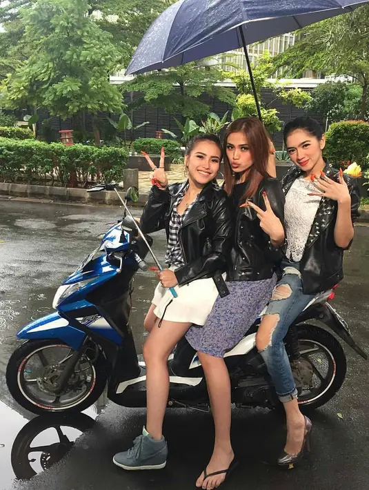 Style Angel sedang bersama Ayu Ting Ting dan Jessica Iskandar ini juga  nggak kalah keren. Ripped jeansnya kali ini dipadukan Angel dengan atasan berwarna silver dan leather jaket berwarna hitam. (Instagram/realangelkaramoy)