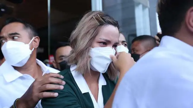 Divonis 1 Tahun Penjara, Ini 6 Potret Nia Ramadhani dan Ardi Bakrie Saling Menguatkan