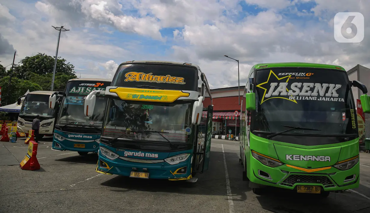 Sekitar 2.846 bus disiapkan Dishub Jakarta di empat terminal utama sebagai angkutan sepanjang libur Nataru 2024/2025. Bus tersebut berasal dari layanan perusahaan angkutan atau otobus. (Liputan6.com/Angga Yuniar)