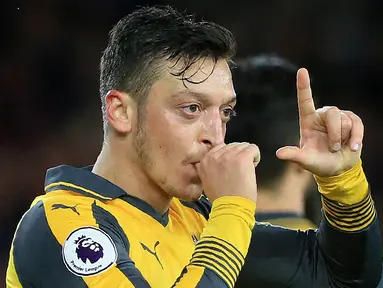 Gelandang Arsenal, Mesut Ozil, merayakan gol yang dicetaknya ke gawang Middlesbrough pada laga Premier League di Stadion Riverside, Inggris, Senin (17/4/2017). Middlesbrough takluk 1-2 dari Arsenal. (AFP/Lindsey Parnaby)