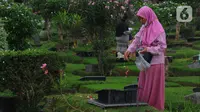 Tata Cara Ziarah Kubur ke Makam Orang Tua, Lengkap Adab dan Etika