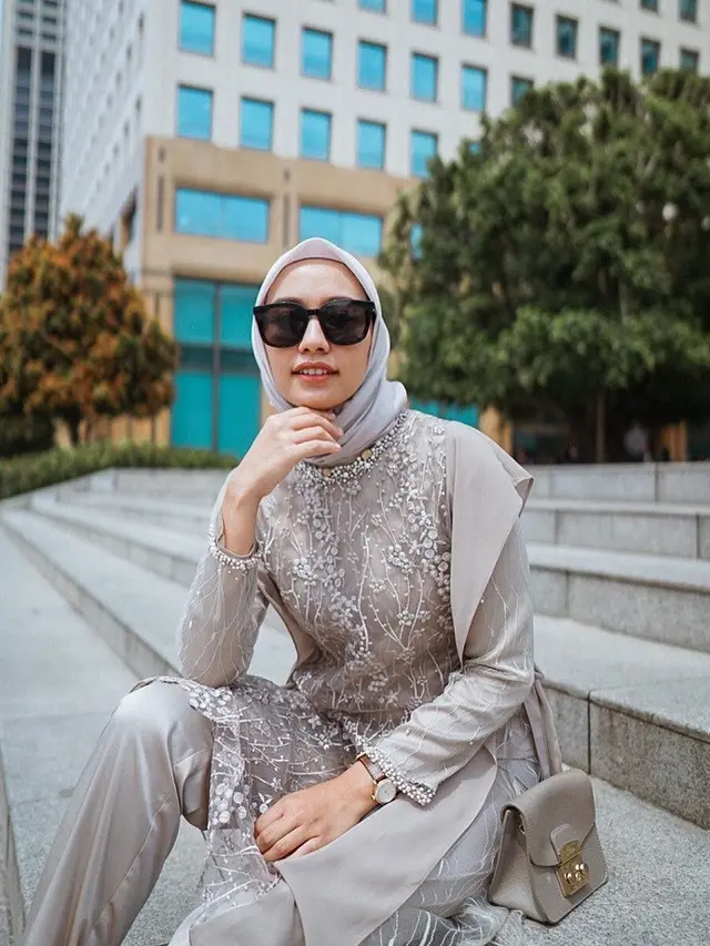 Baju muslim brokat dengan aksen see-through (Sumber: Instagram/@megaiskanti)