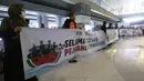 Sejumlah relawan bersiap menyambut kembalinya aktivis dan jurnalis yang tergabung dalam misi Global Sumud Flotilla 2.0 di pintu kedatangan Terminal 3 Bandara Internasional Soekarno-Hatta pada Minggu (24/5/2026) sore. (Kapanlagi.com/Budy Santoso)