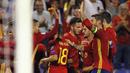 Para pemain Spanyol merayakan gol yang dicetak Thiago Alcântara ke gawang Albania pada laga Kualifikasi Piala Dunia 2018 di Stadion Rico Perez, Jumat (6/10/2017). Spanyol menang 3-0 atas Albania. (AP/Alberto Saiz)