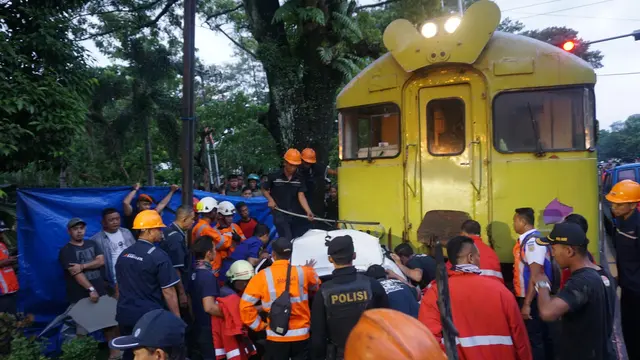Mobil Ringsek Berat Terseret Kereta, Pengemudi Tak Terluka