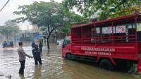 Hujan deras yang mengguyur kawasan Tangerang sejak semalam, membuat tanggul jebol sehingga airnya meluap ke sejumlah pemukiman warga. Tak hanya itu, sejumlah wilayah juga mengalami banjir. (Foto: Istimewa).