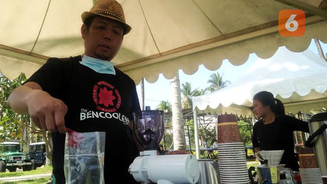 Ketua Komunitas Kopi Bengkulu Heri Supandi mendorong perkembangan dunia kopi Bengkulu dengan program satu desa satu kedai kopi. (Liputan6.com/Yuliardi Hardjo)
