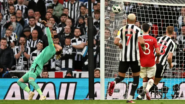 Foto: Dua Tahun Tak Terlihat di Bawah Mistar Gawang, Loris Karius Tampil Tanpa Blunder Meski Kalah Melawan MU pada Final Carabao Cup