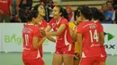 Pevoli putri Pertamina Energy bersorak usai mengalahkan Manokwari Valeria Papua Barat pada laga Pertamina Proliga 2015 di Dome Sport Balikpapan, (6/2/2015). Pertamina Energy unggul 3-1 atas Manokwari Valeria Papua Barat. (Liputan6.com/Helmi Fithriansyah)