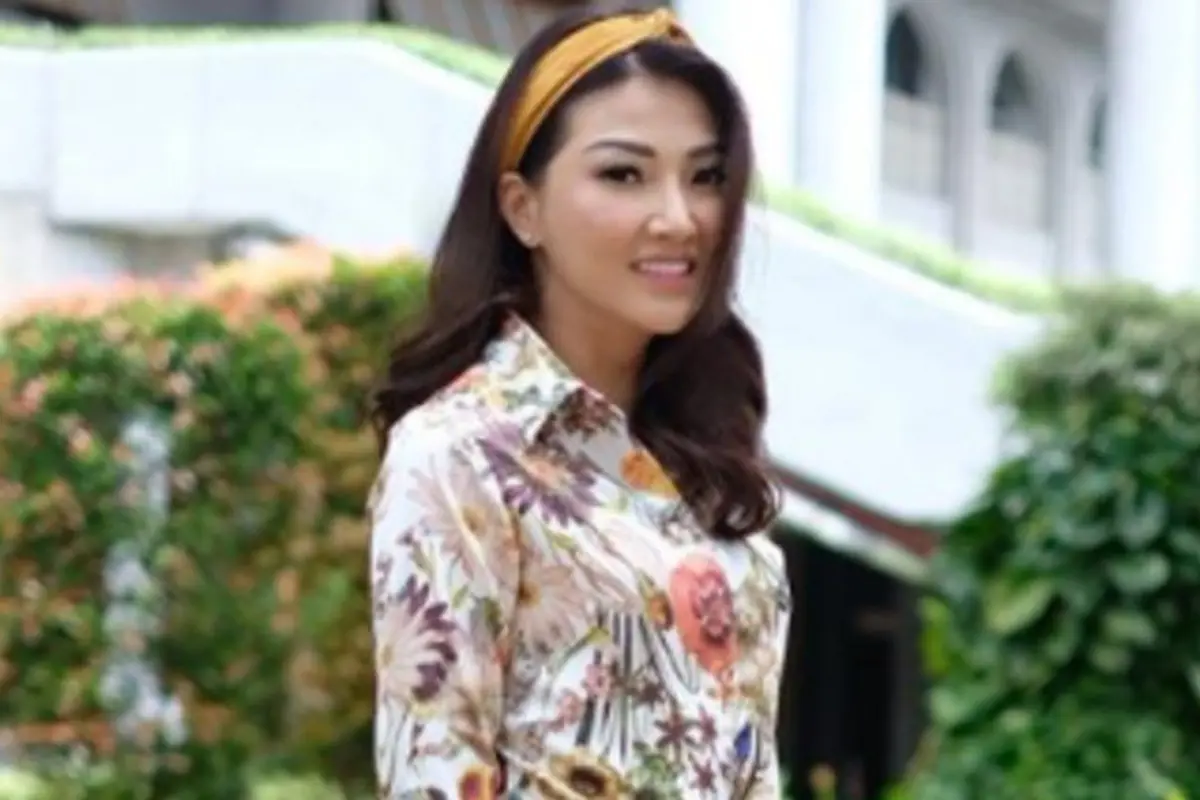 Selain Sarwendah, Gaya Makeup Imlek ala Mama Anak Satu Ini Kece Banget!