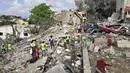 Para pekerja pertahanan sipil Lebanon menyisir reruntuhan, sehari setelah serangan Israel di desa Deir Qanun al-Nahr, Lebanon Selatan, pada Rabu 20 Mei 2026. (KAWNAT HAJU/AFP)