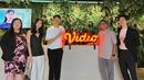 Tidak hanya menghadiri undangan ultah, Eric Nam juga sempat bertolak ke Jakarta. Bersama Co-Founder sekaligus COO Ruang Guru, Iman Usman, musisi berusia 34 tahun itu terlihat mengunjungi kantor Vidio com di SCTV Tower. Dalam kesempatan tersebut, Eric juga mengajak sang adik Brian Nam. (Liputan6.com/IG/@christie.ofcl)