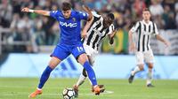 Pemain Juventus, Blaise Matuidi (kanan) berebut bola dengan pemain Bologna, Felipe Avenatti pada lanjutan Serie A di Allianz Stadium, Turin, (5/5/2018). Juventus menang 3-1. (Alessandro Di Marco/ANSA via AP)