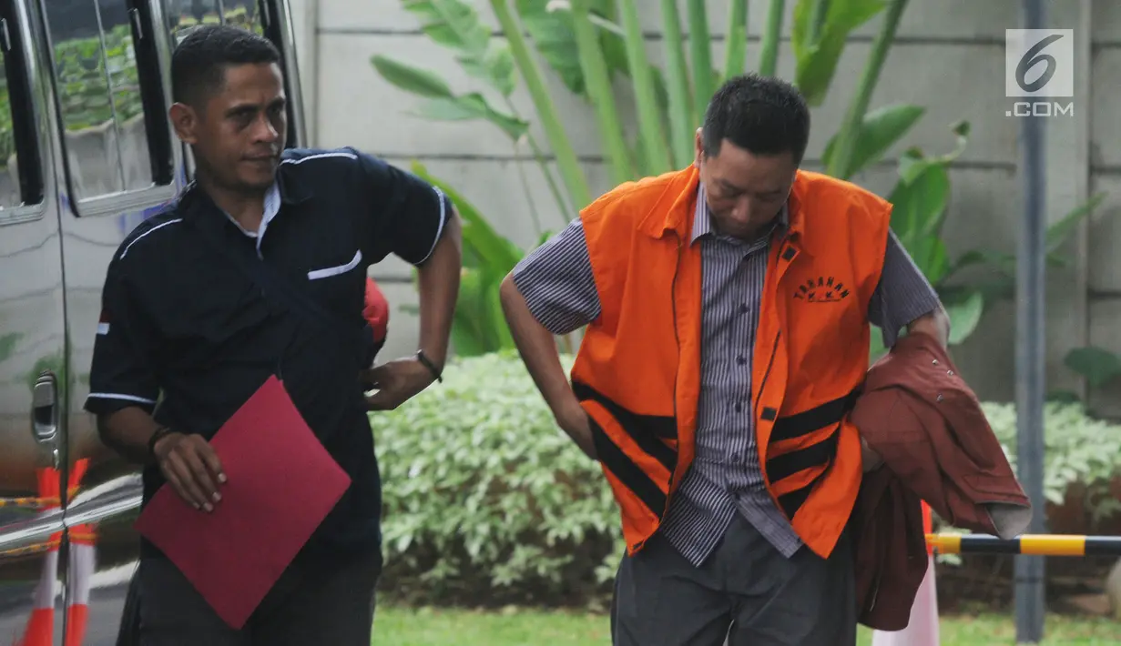 Tersangka Ali Murtopo dikawal petugas saat akan menjalani pemeriksaan di Gedung KPK, Jakarta, Kamis (6/12). Ali Murtopo diperiksa sebagai tersangka dugaan suap Bupati Malang Rendra Kresna. (Merdeka.com/Dwi Narwoko)