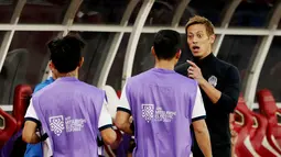 Manajer Timnas Kamboja, Keisuke Honda, memberikan arahan kepada anak asuhnya saat melawan Indonesia pada laga pertama Grup A Piala AFF 2022 di Stadion Utama Gelora Bung Karno (SUGBK), Senayan, Jumat (23/12/2022). (Bola.com/Abdul Aziz)